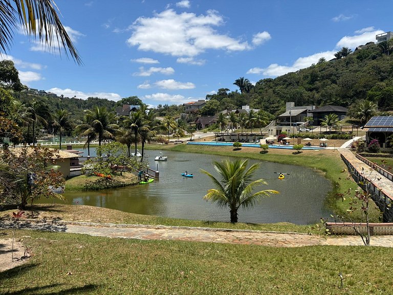 Refúgio charmoso cercado por verde