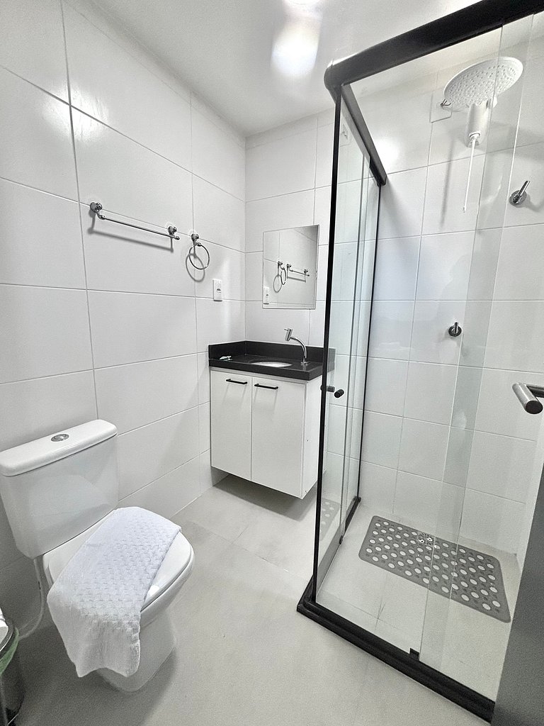 A 120m da praia, conforto e piscina com vista!
